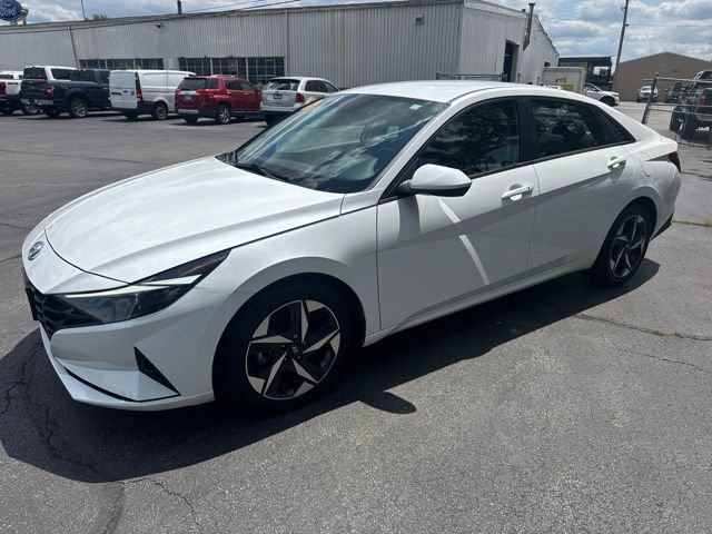Used 2023 Hyundai Elantra SEL w/ Convenience Package FWD image 2