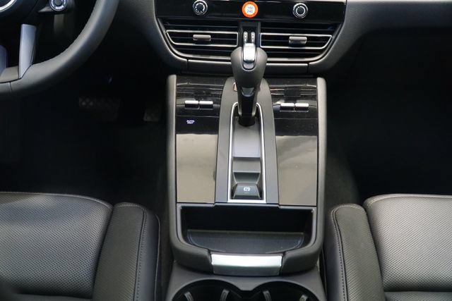 Certified 2026 Porsche Macan Turbo AWD/4WD image 20