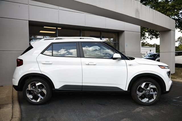 Certified 2025 Hyundai Venue SEL FWD image 4