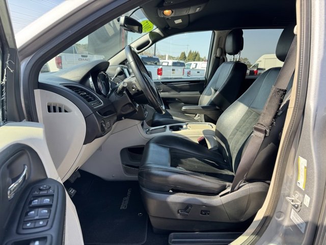 Used 2017 Dodge Grand Caravan SXT image 17