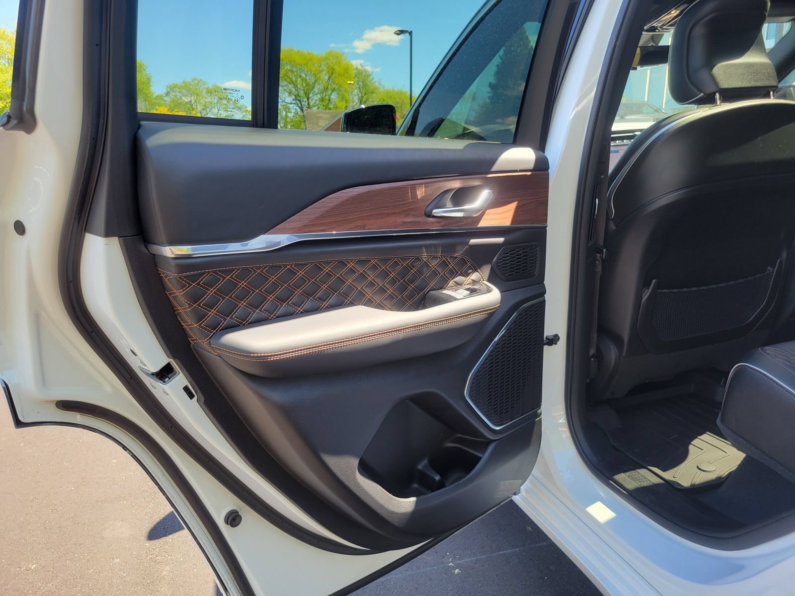 Used 2023 Jeep Grand Cherokee Summit w/ Adv Protech Group IV AWD/4WD image 24
