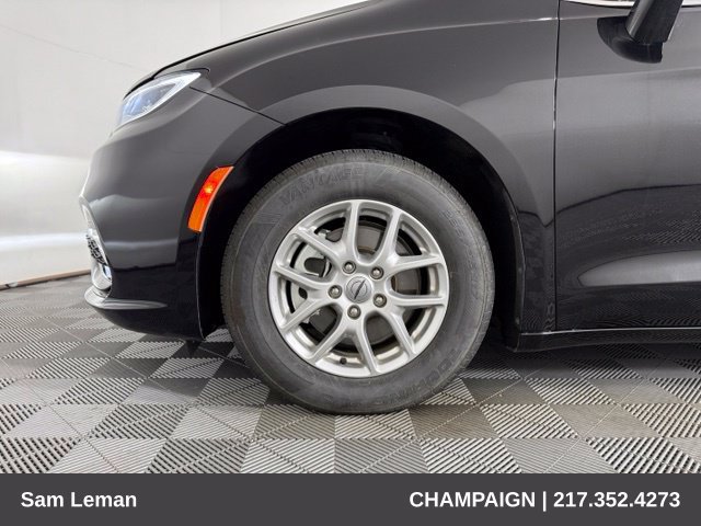 Used 2024 Chrysler Pacifica Touring-L FWD image 9