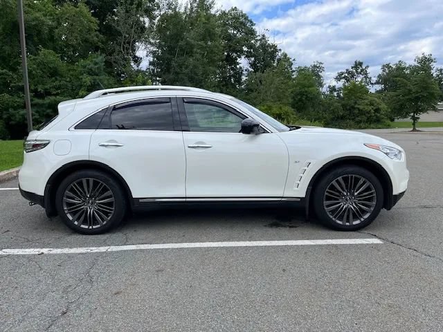 Used 2017 INFINITI QX70 AWD w/ Limited Package image 10