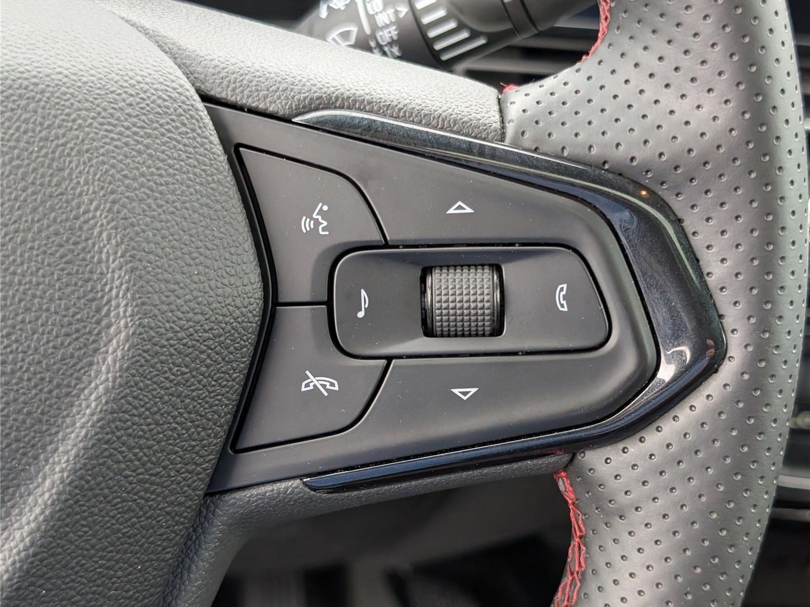 Used 2025 Chevrolet Trax RS w/ Sunroof Package FWD image 22