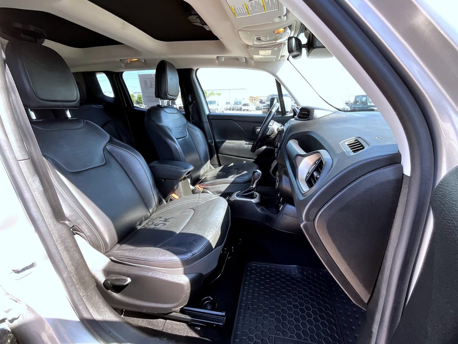 Used 2015 Jeep Renegade Limited w/ Premium Navigation Group AWD/4WD image 16