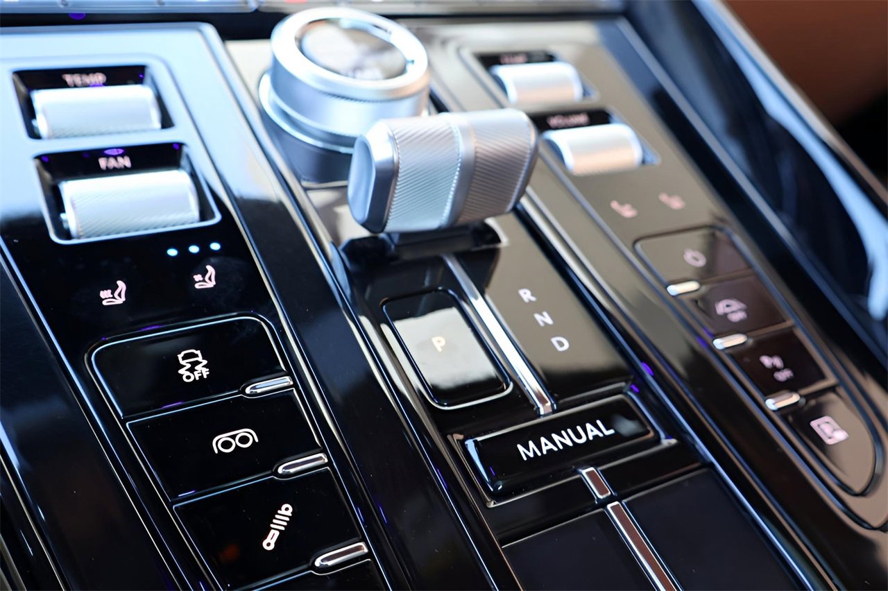 Used 2025 Aston Martin DB12 Coupe image 28