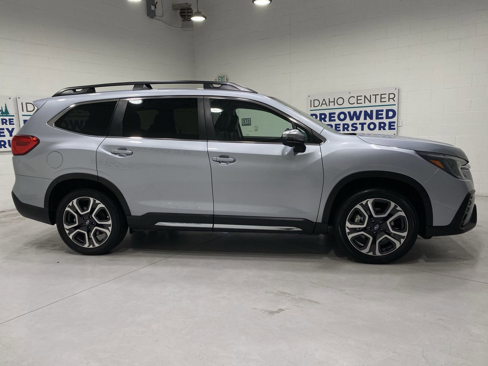 Used 2023 Subaru Ascent Limited w/ Technology Package AWD/4WD image 9
