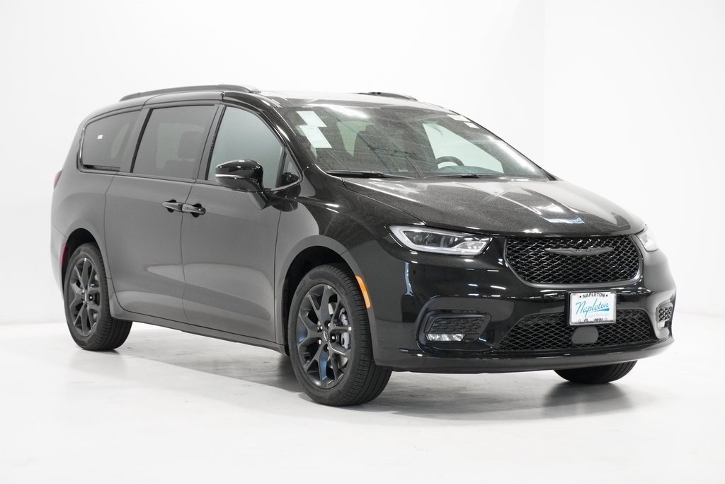 Used 2024 Chrysler Pacifica Limited w/ S Appearance Package image 4