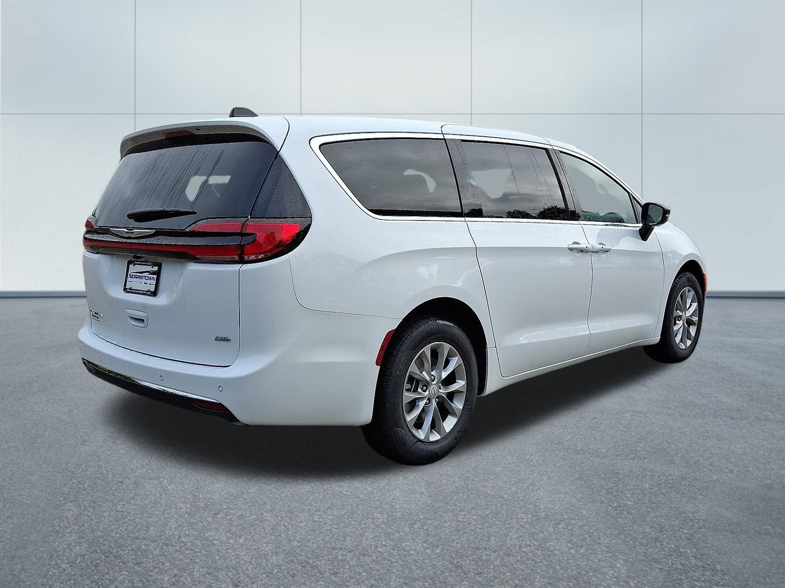 New 2026 Chrysler Pacifica Select image 5