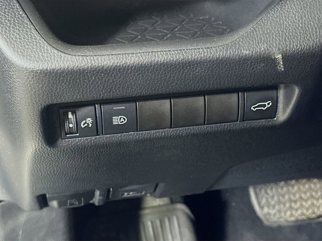 Used 2021 Toyota RAV4 XLE w/ Convenience Package image 21