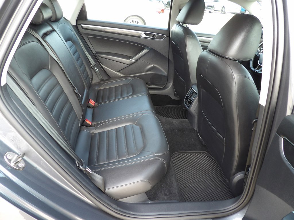 Used 2017 Volkswagen Passat 1.8T SEL Premium image 30