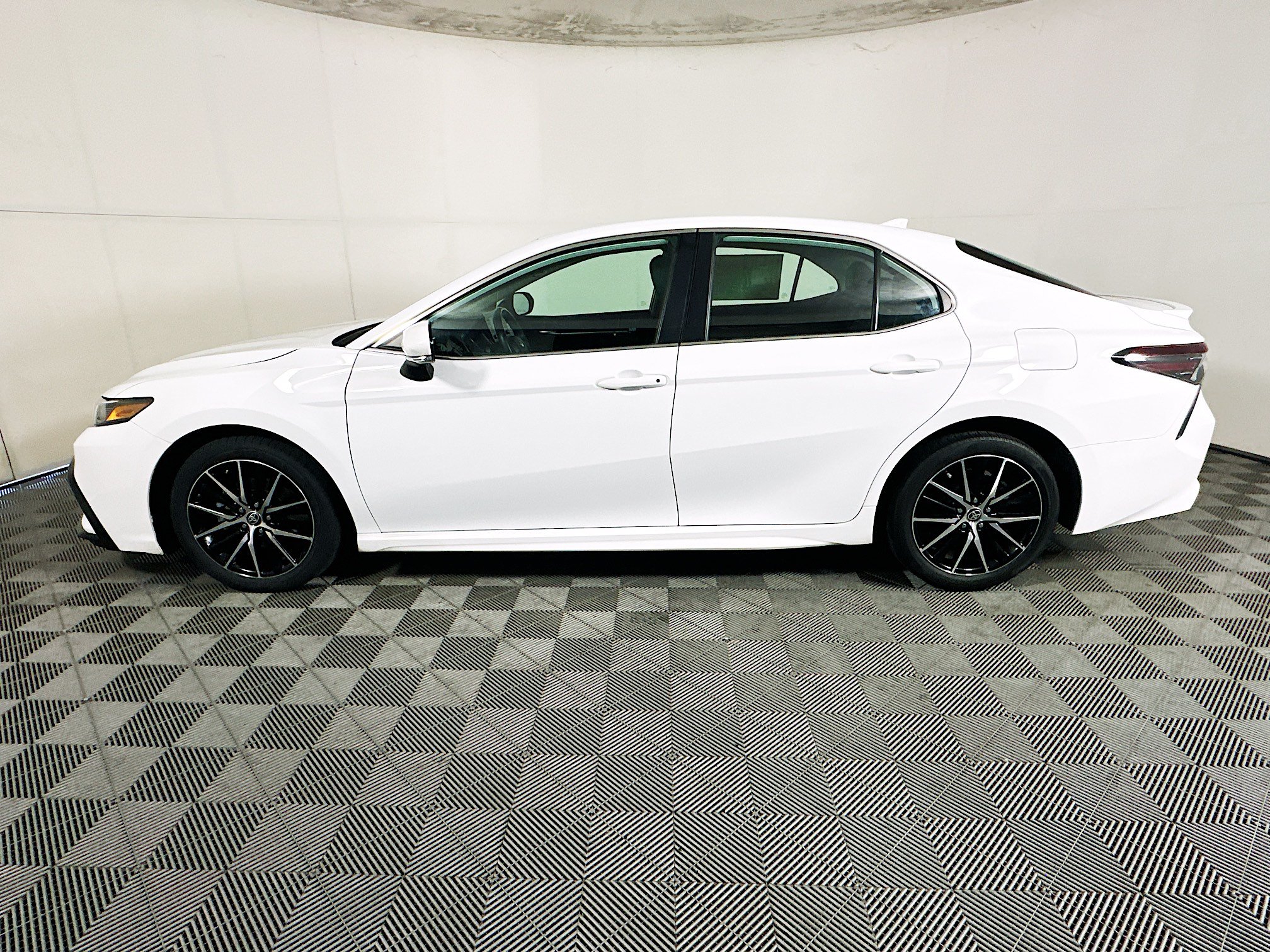 Used 2023 Toyota Camry SE w/ Convenience Package FWD image 6