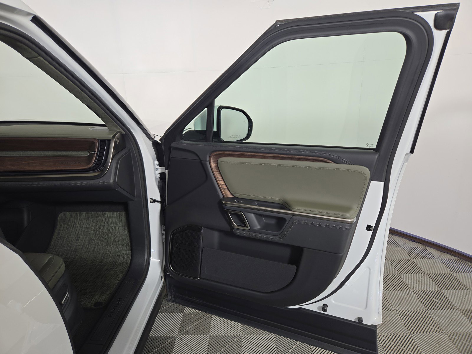 Used 2024 Rivian R1T Launch Edition AWD/4WD image 18