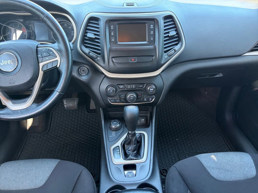 Used 2018 Jeep Cherokee Latitude w/ Altitude Package image 12