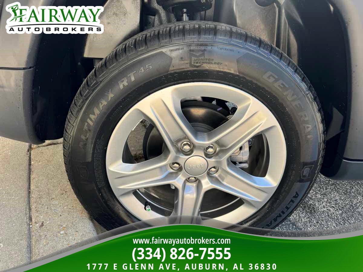 Used 2023 Jeep Compass Latitude w/ Sun and Sound Group AWD/4WD image 34