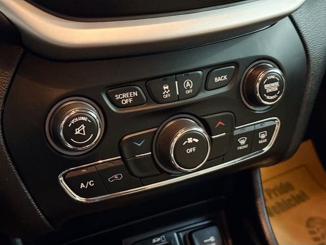 Used 2017 Jeep Cherokee Latitude w/ True North Edition AWD/4WD image 16