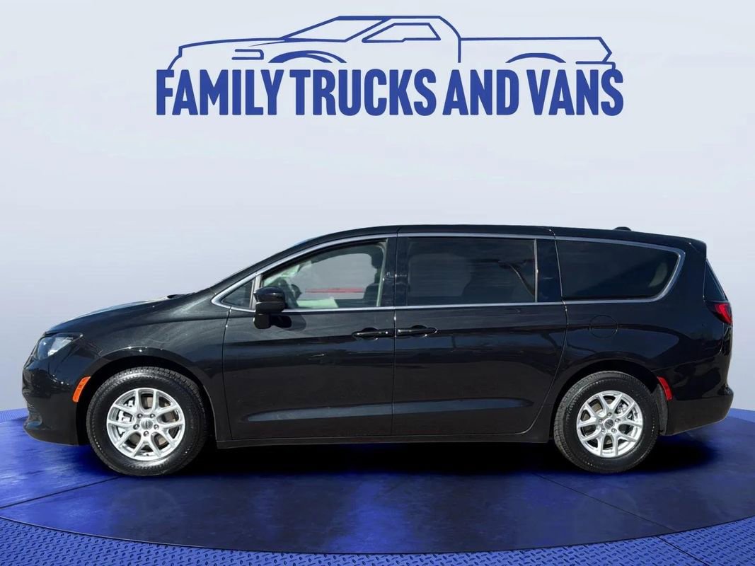Used 2022 Chrysler Voyager LX image 2