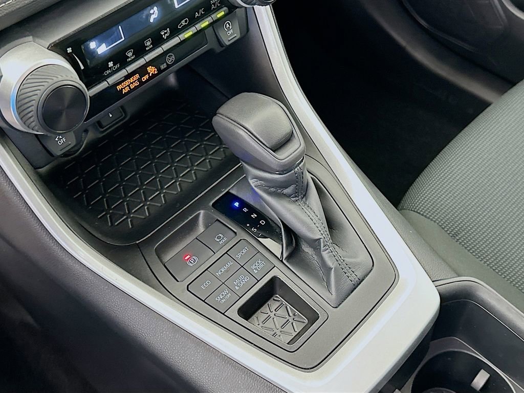 Used 2022 Toyota RAV4 LE image 16