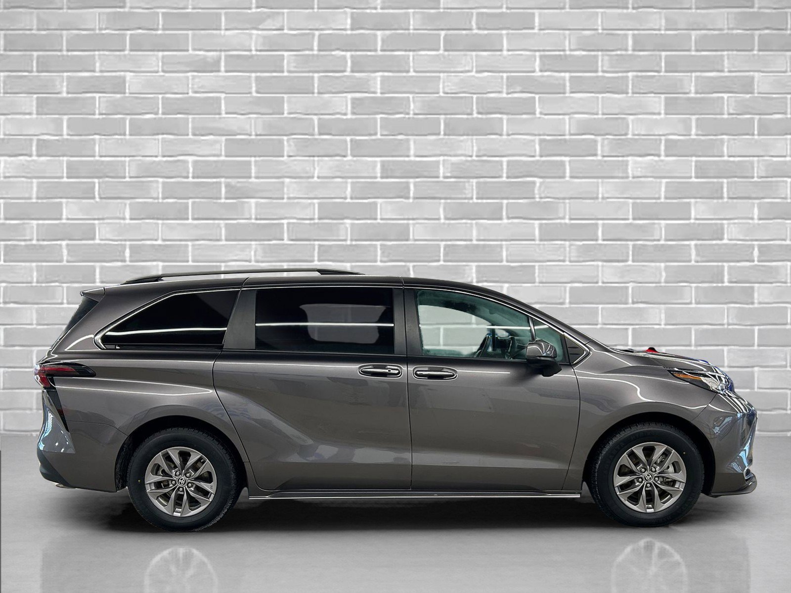 Used 2023 Toyota Sienna XLE image 6