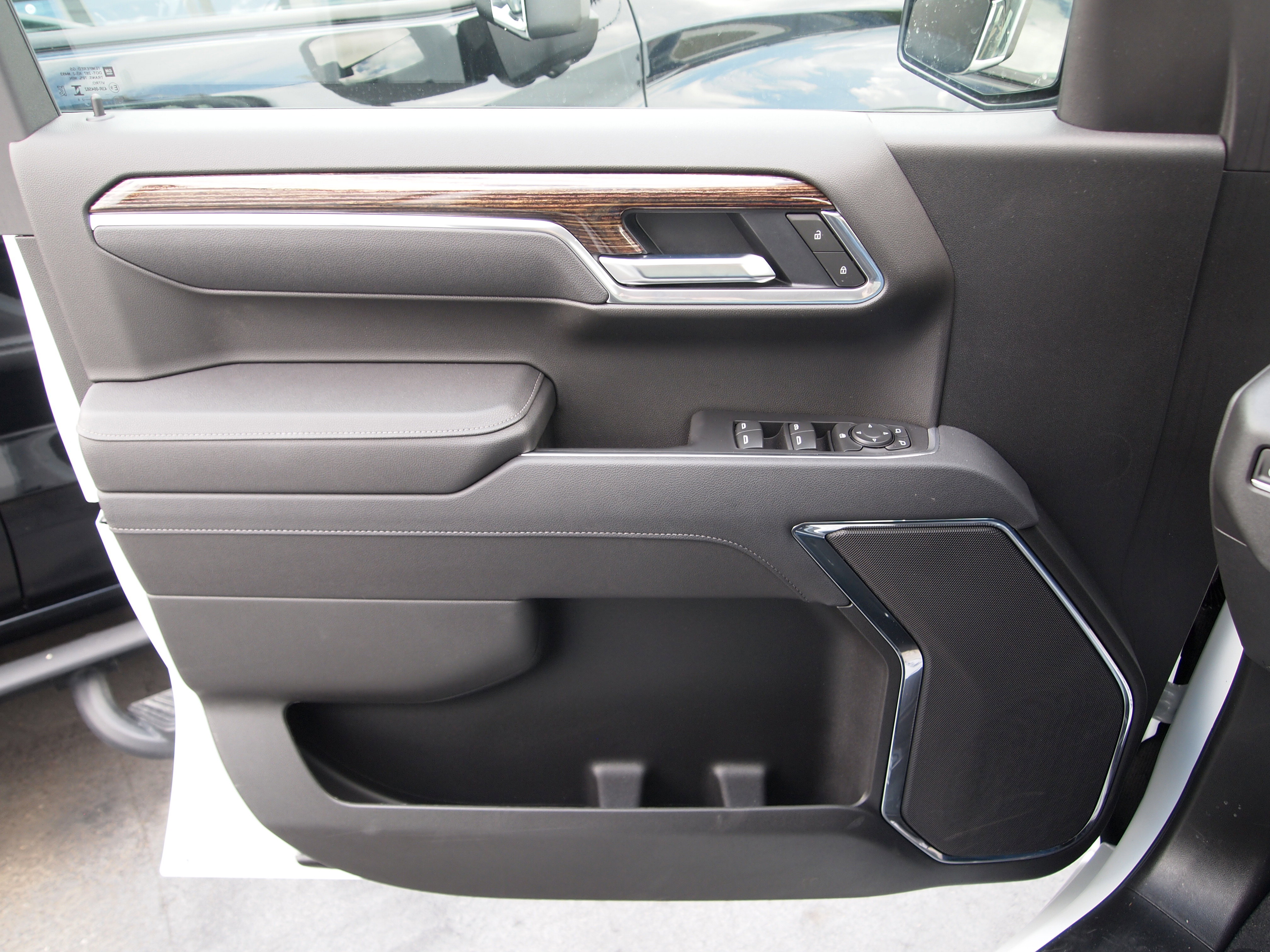 Used 2025 GMC Sierra 1500 Elevation image 11