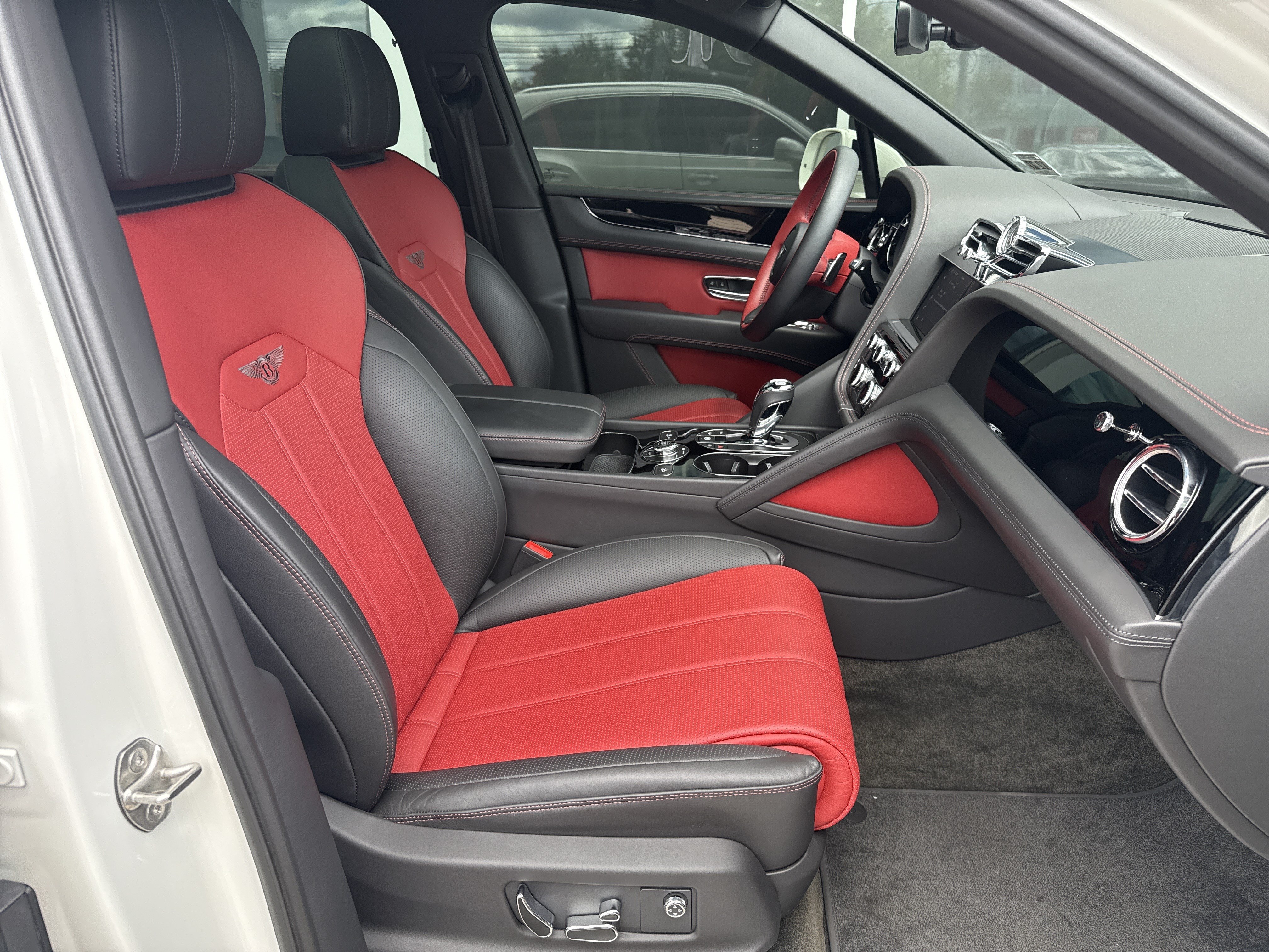 Used 2022 Bentley Bentayga AWD/4WD image 2
