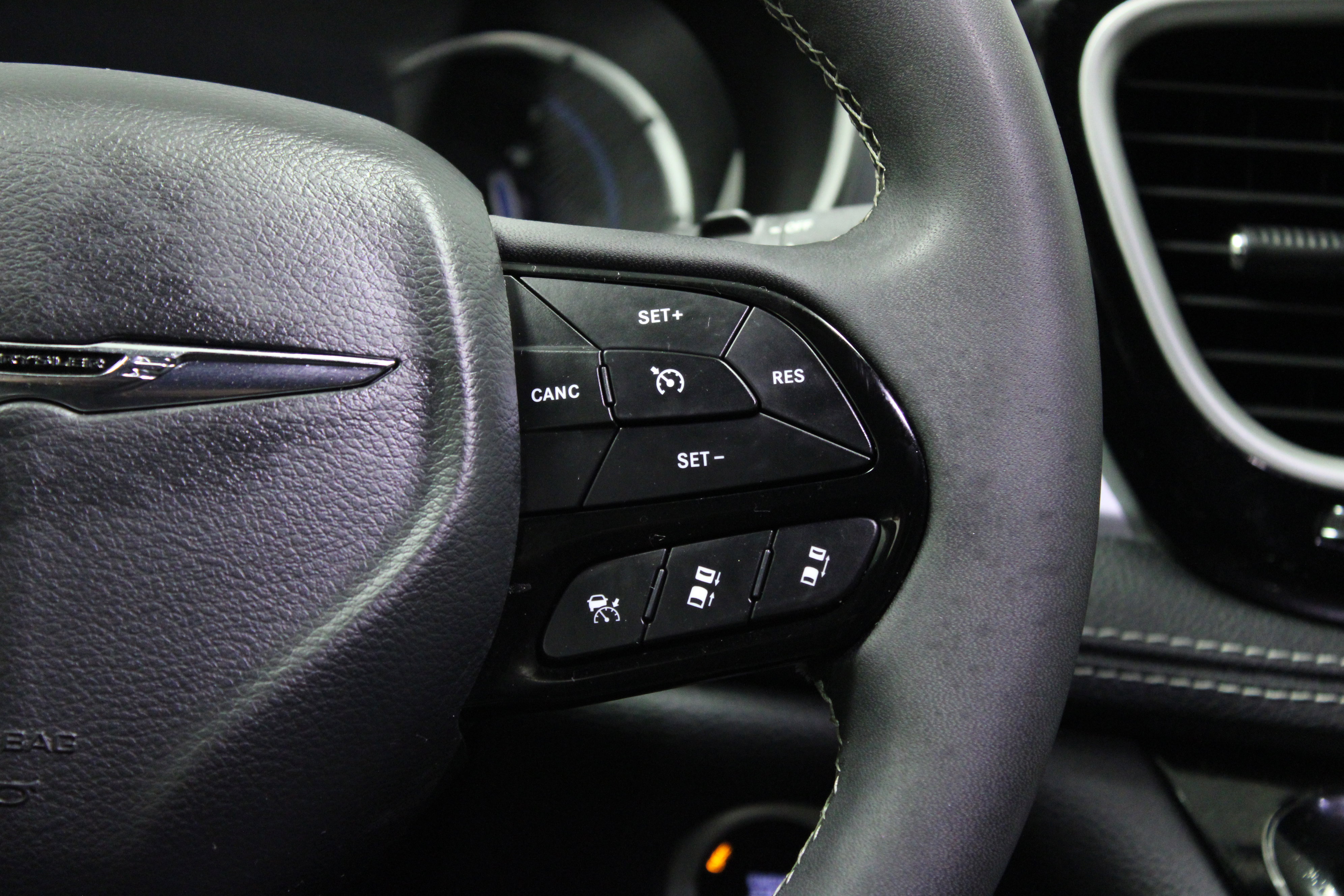 Used 2023 Chrysler Pacifica Touring-L w/ Uconnect Theater Family Group image 24