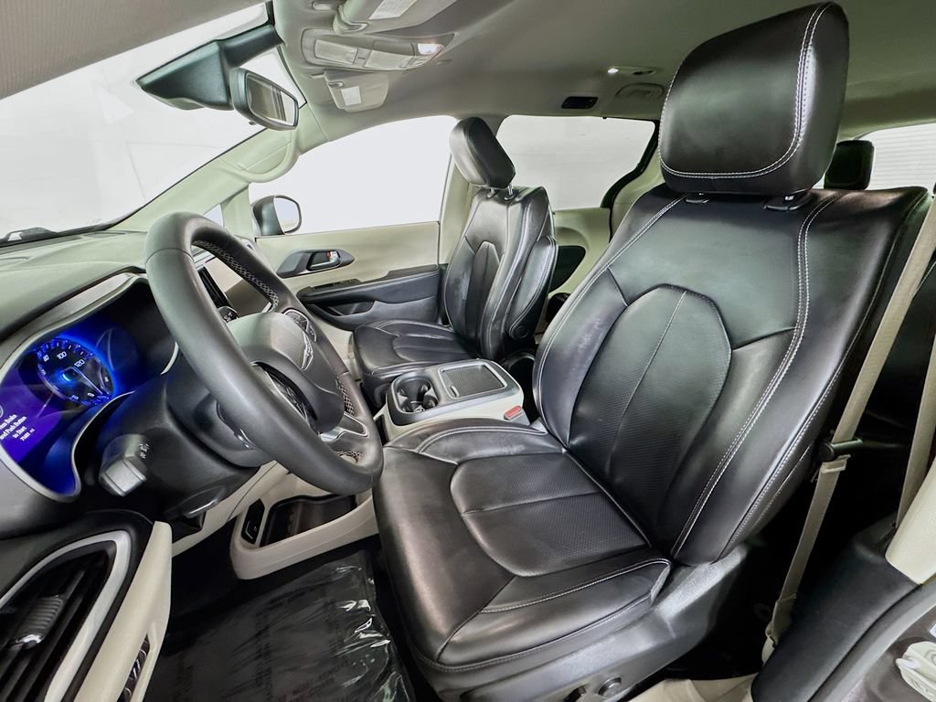 Used 2023 Chrysler Pacifica Touring-L FWD image 20
