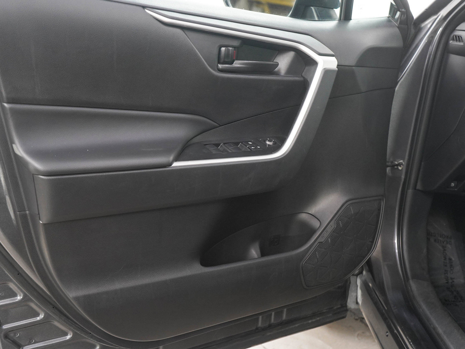 Used 2025 Toyota RAV4 LE AWD/4WD image 18