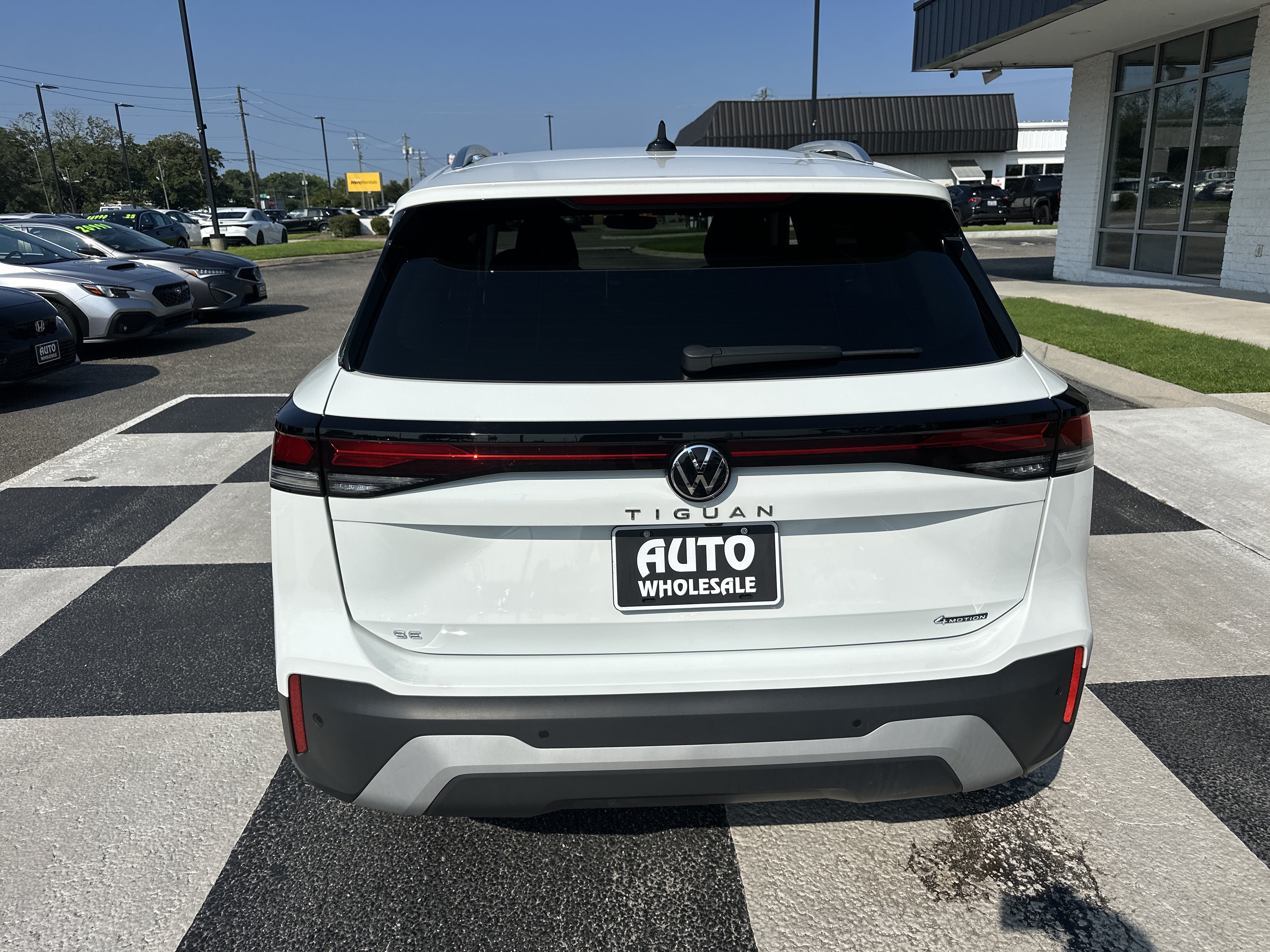 Used 2025 Volkswagen Tiguan SE AWD/4WD image 4