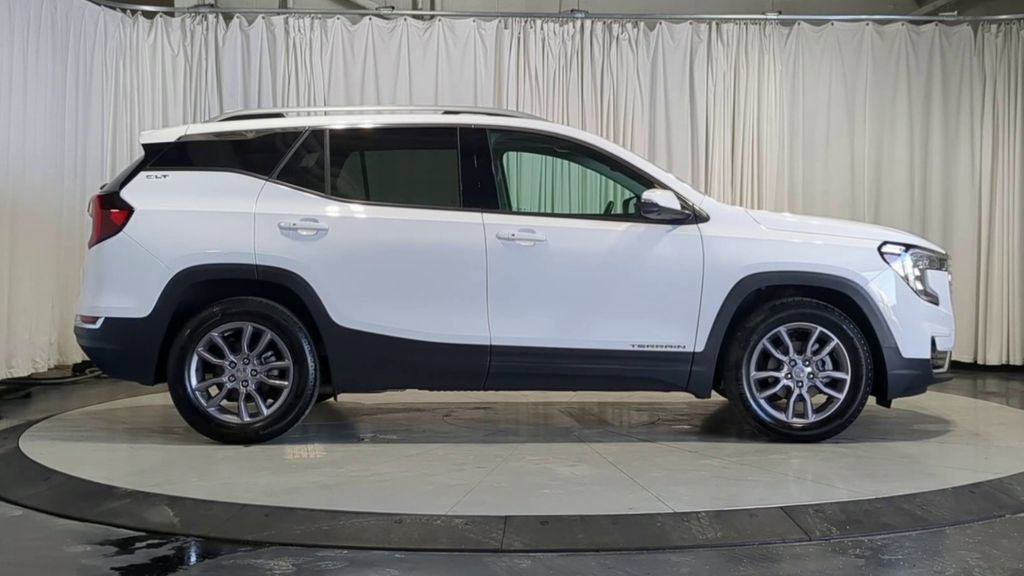 Used 2024 GMC Terrain SLT w/ Infotainment Package II FWD image 9