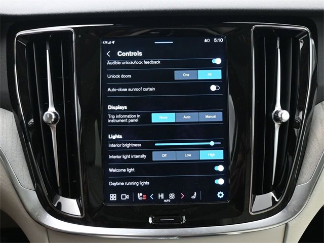 Used 2024 Volvo V60 B5 Cross Country Plus image 18