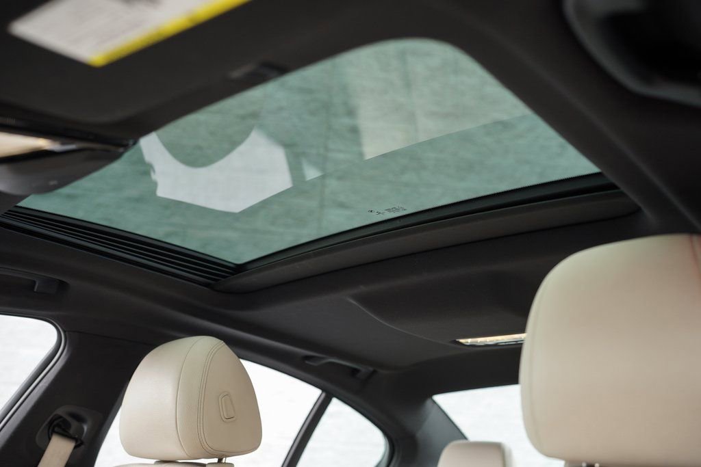 Used 2023 BMW 530e w/ M Sport Package image 35