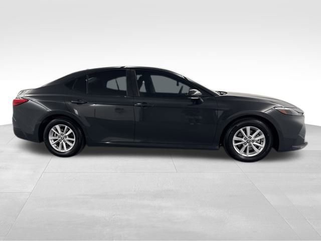 Used 2025 Toyota Camry LE image 9