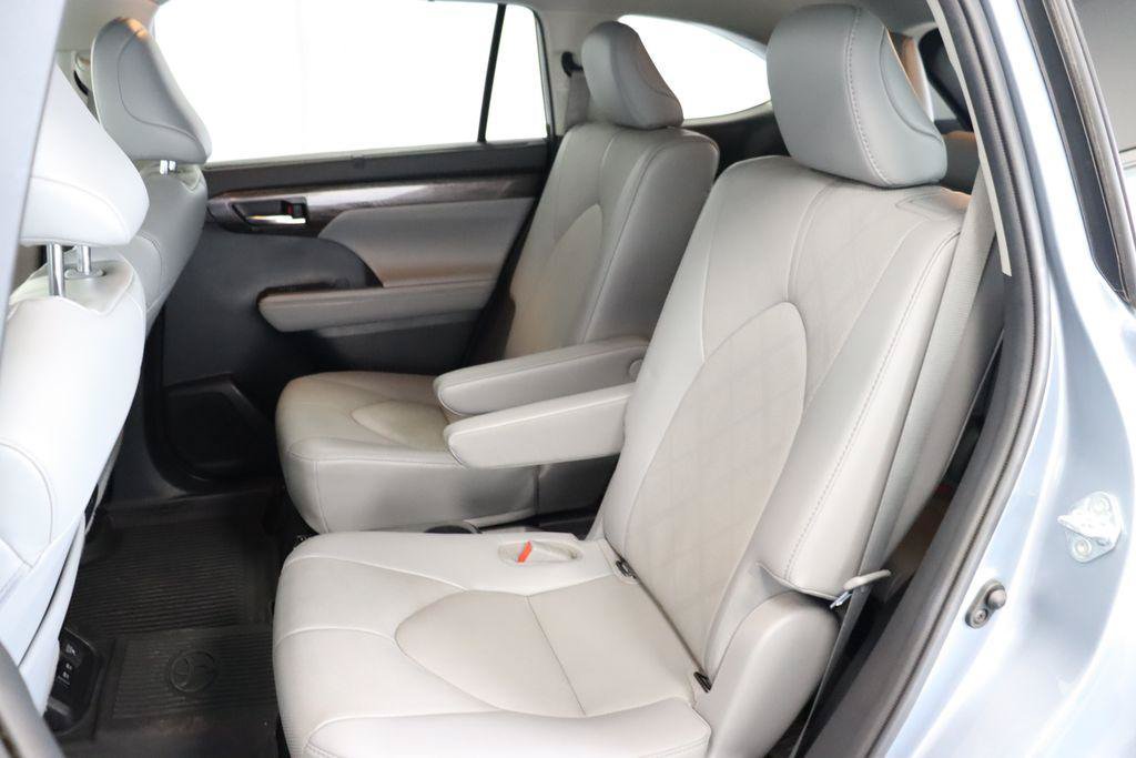 Used 2021 Toyota Highlander Platinum AWD/4WD image 32