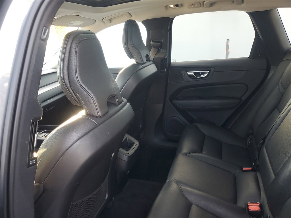 Used 2020 Volvo XC60 T5 Momentum w/ Protection Package Premier image 12