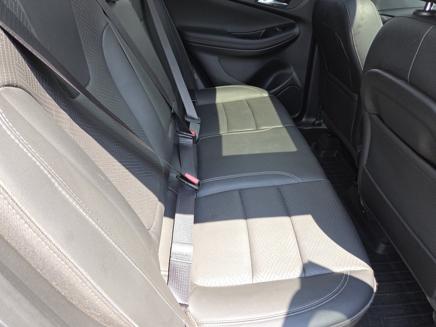 Used 2022 Buick Encore GX Essence w/ Experience Buick Package FWD image 22