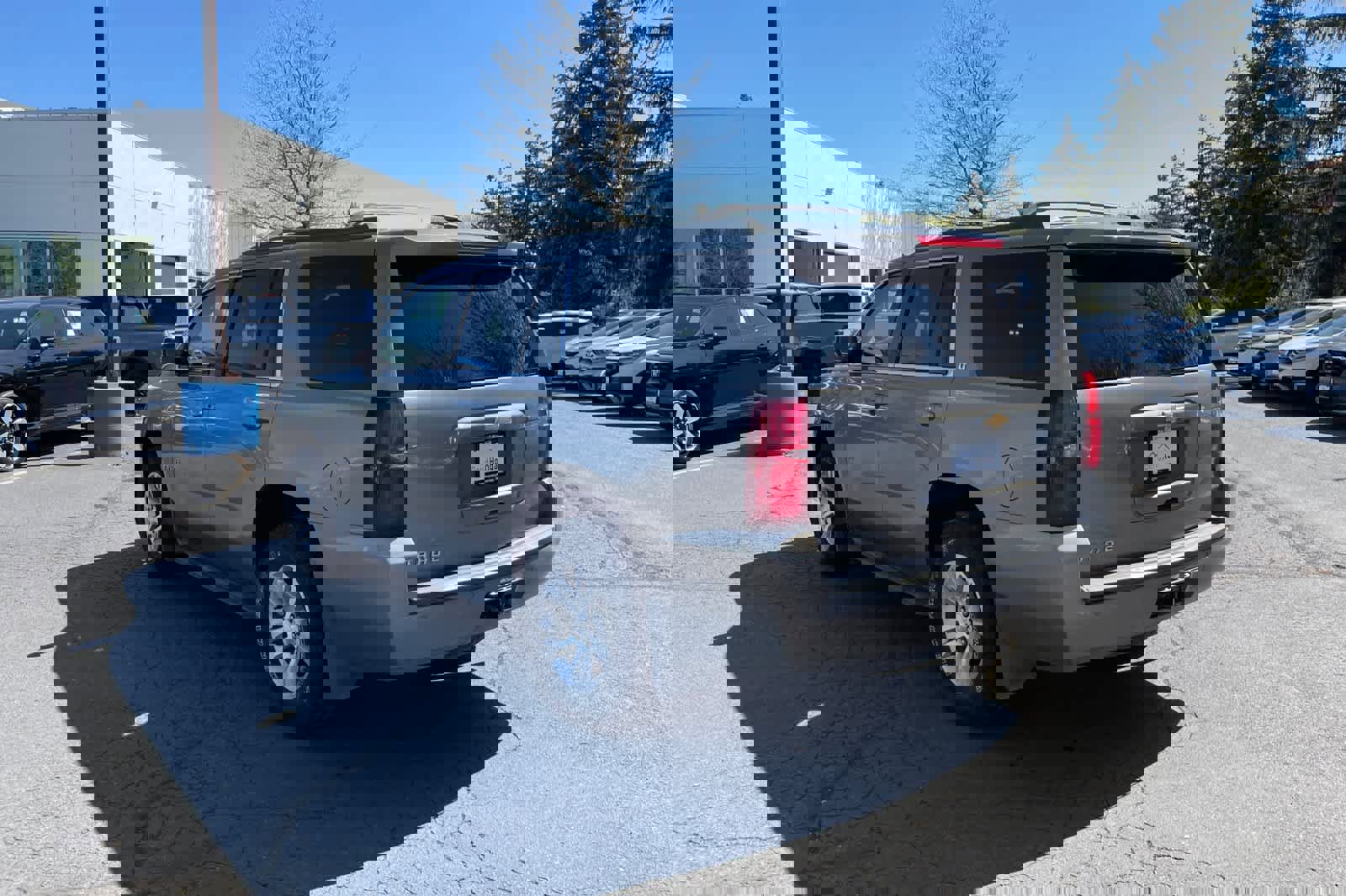 Used 2017 Chevrolet Tahoe LT w/ Luxury Package AWD/4WD image 3