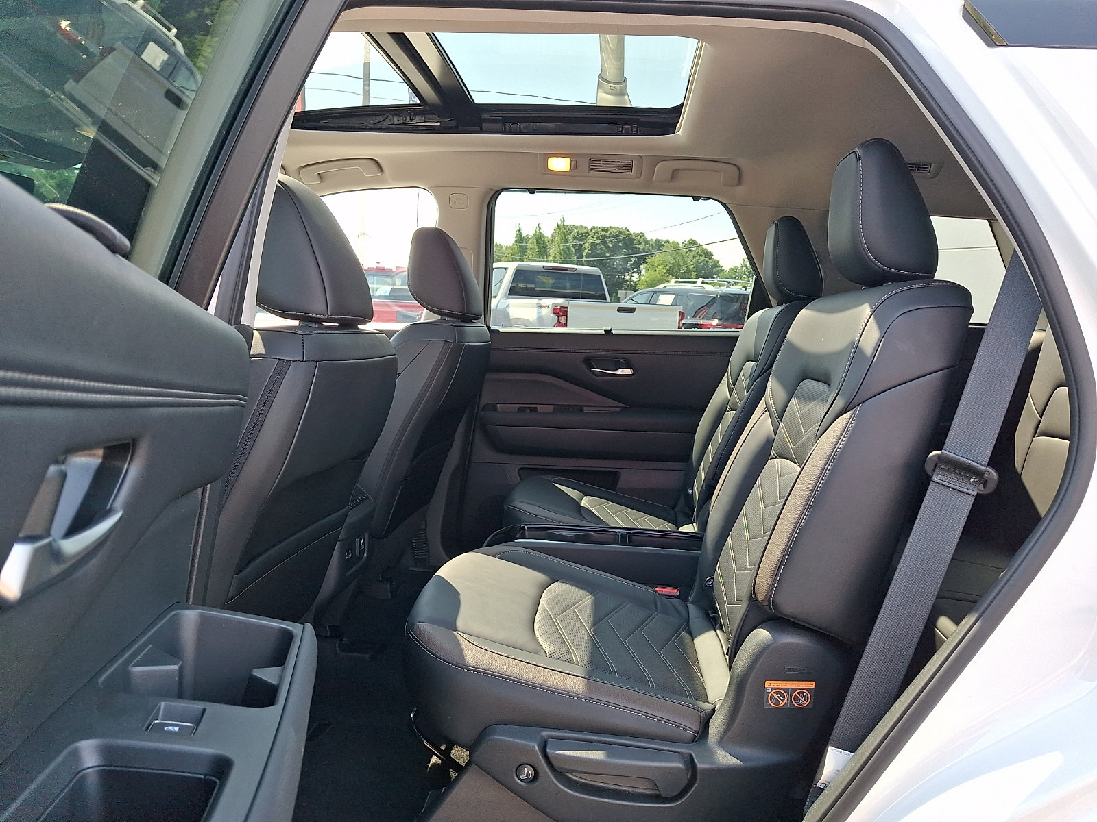 Certified 2024 Nissan Pathfinder Platinum AWD/4WD image 13