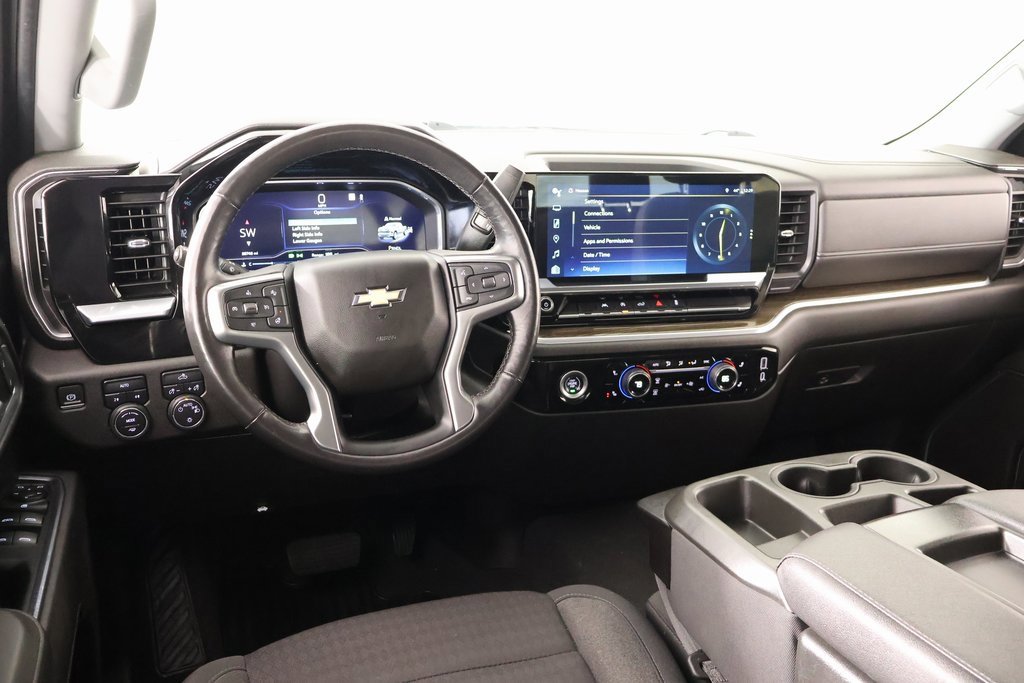 Used 2022 Chevrolet Silverado 1500 LT image 2