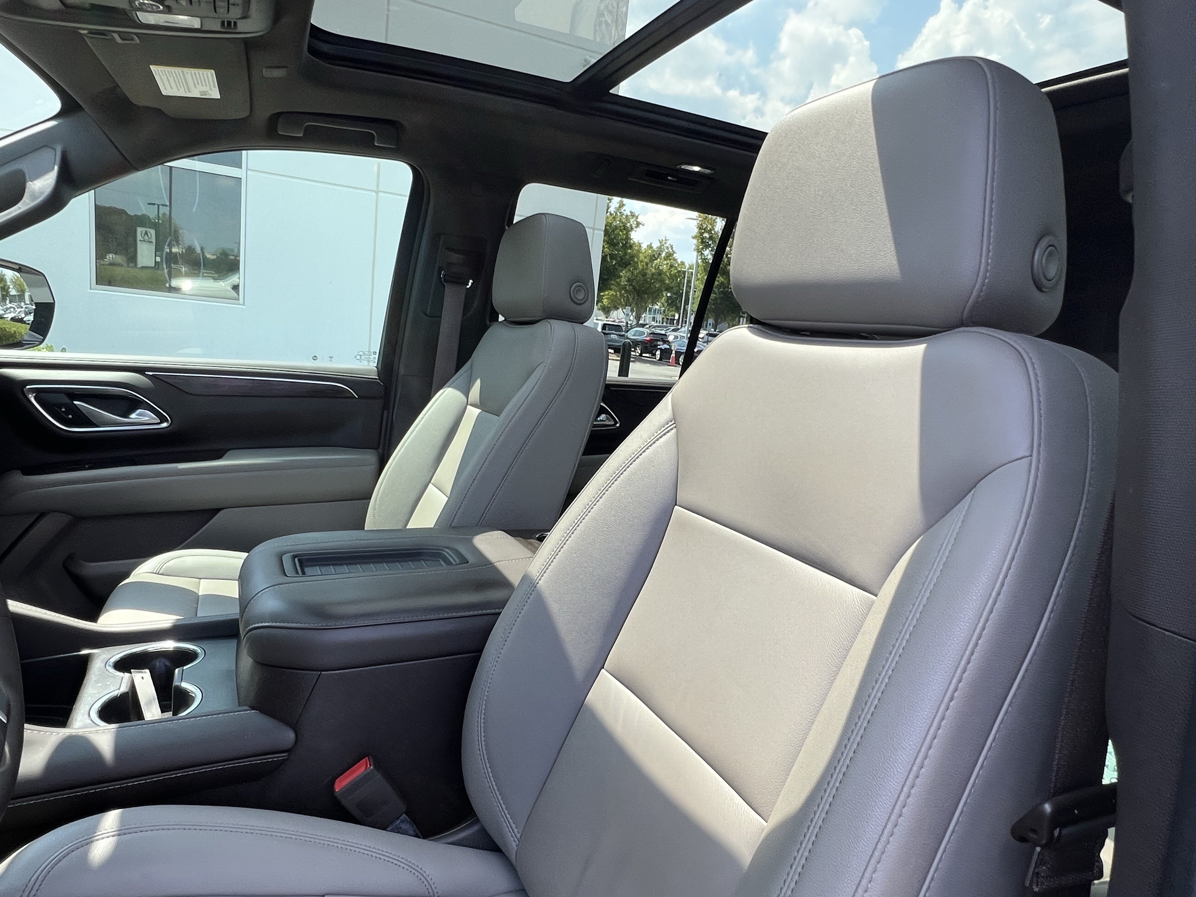 Used 2022 Chevrolet Tahoe LT w/ Luxury Package AWD/4WD image 16