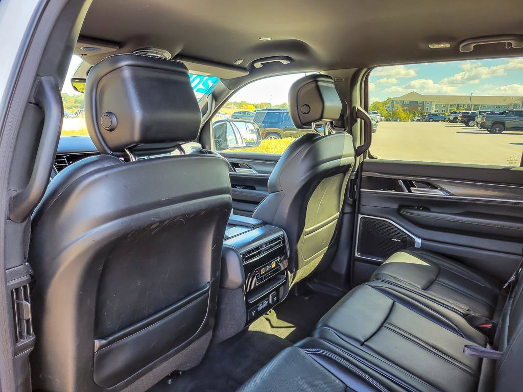 Used 2024 Jeep Wagoneer L Series II w/ Flexible Seating Group RWD image 12