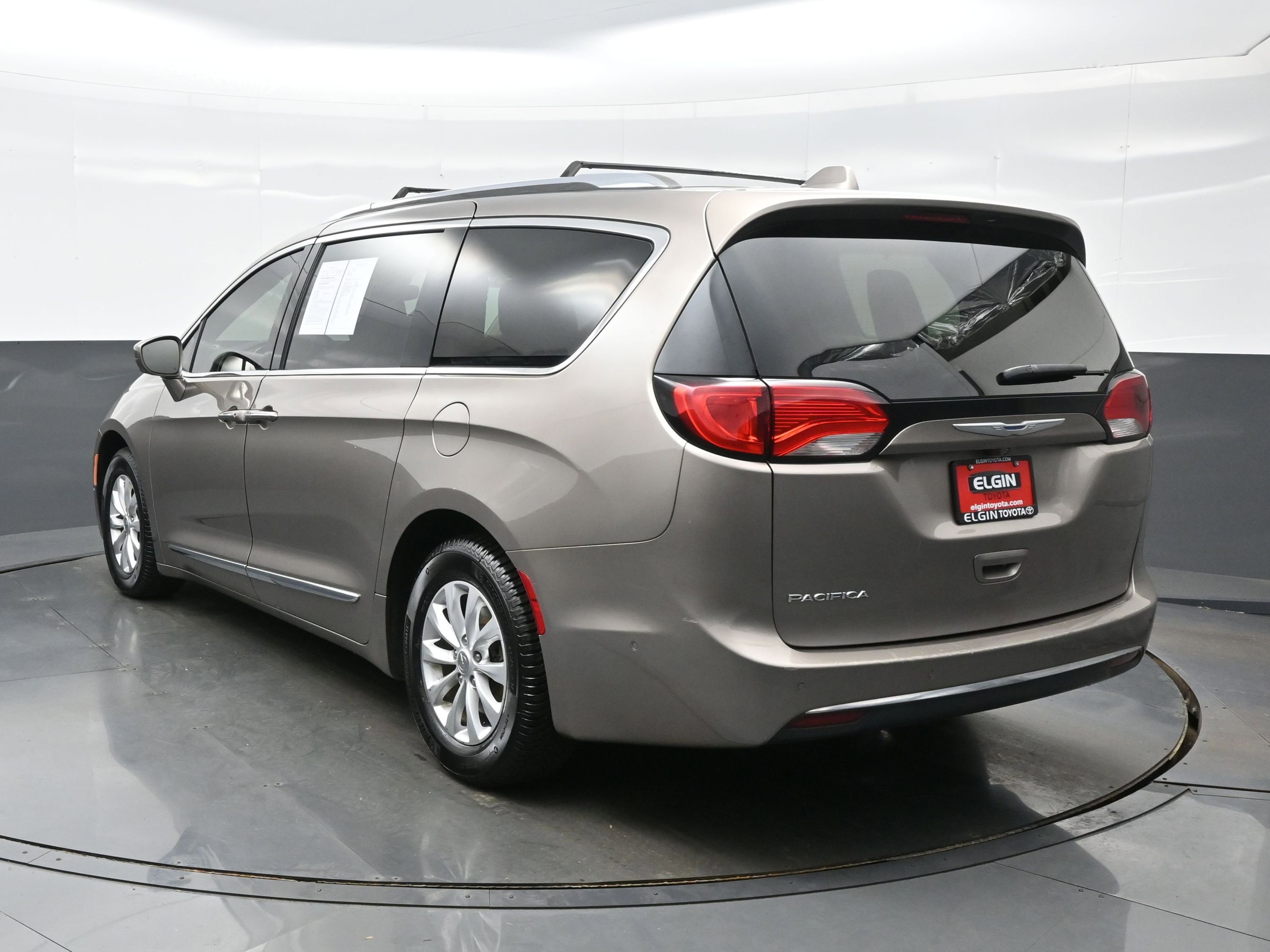 Used 2018 Chrysler Pacifica Touring-L Plus w/ Advanced Safetytec Group FWD image 4