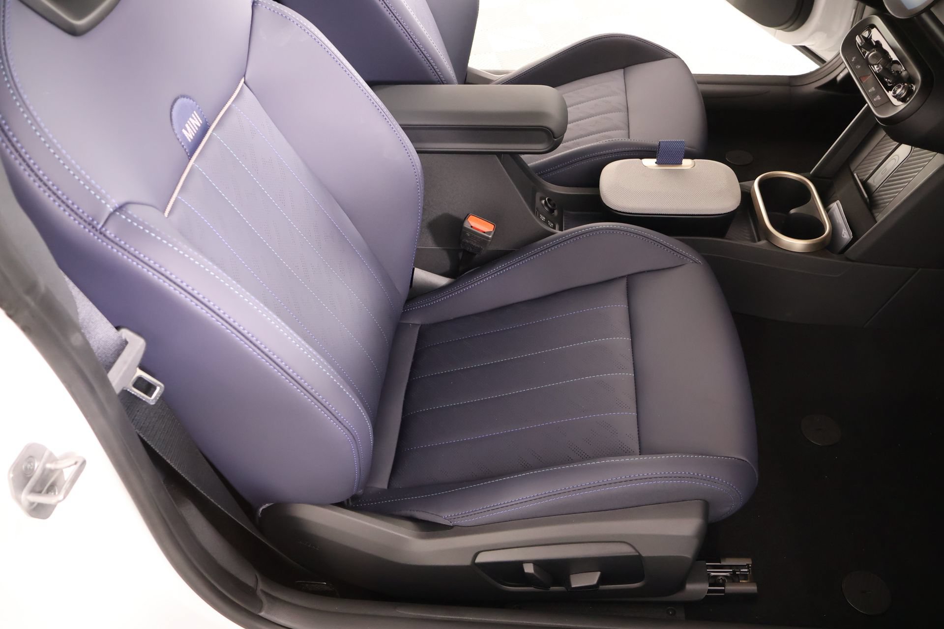 New 2026 MINI Cooper 2-Door Hardtop FWD image 9