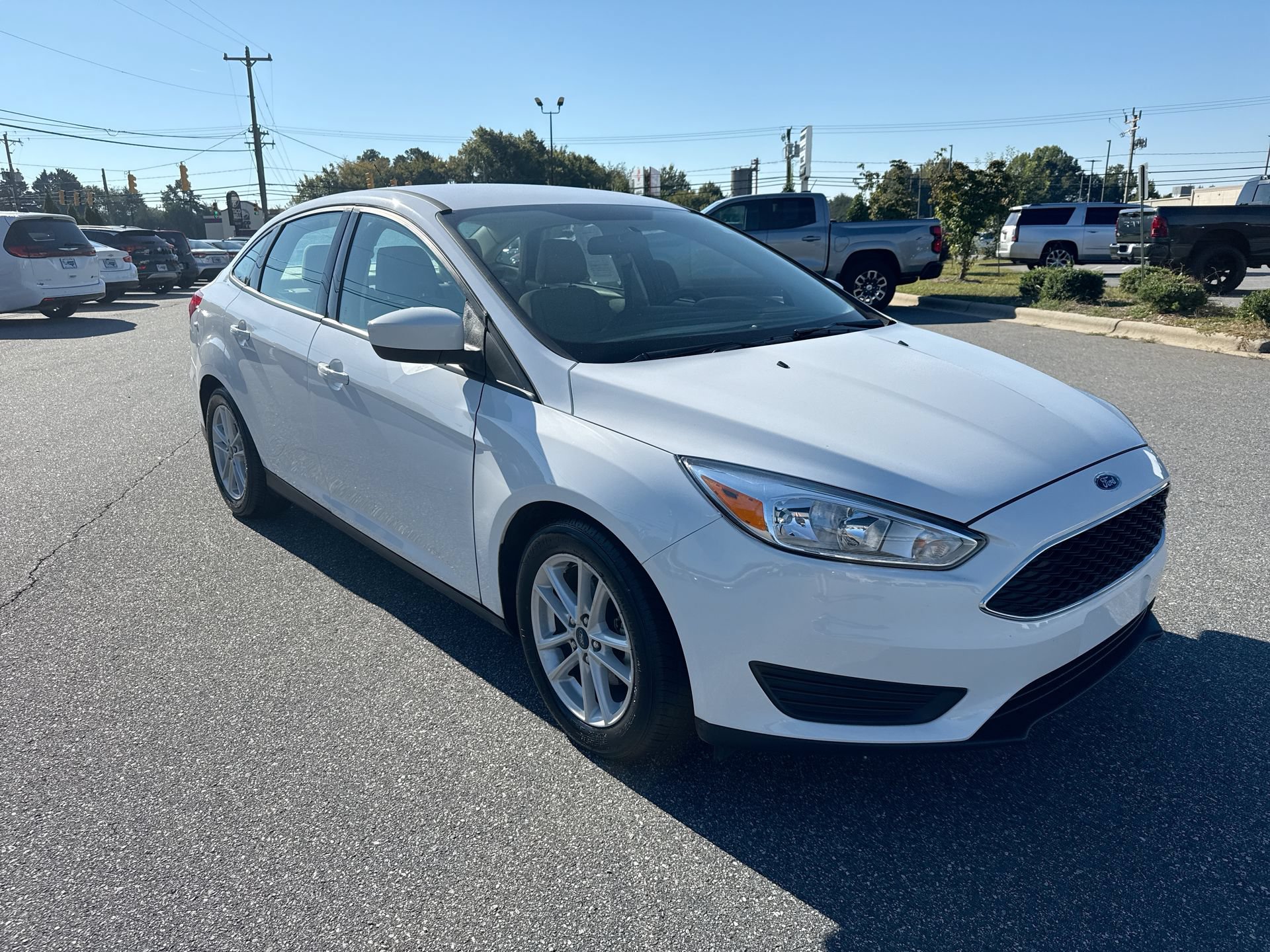 Used 2018 Ford Focus SE FWD image 2