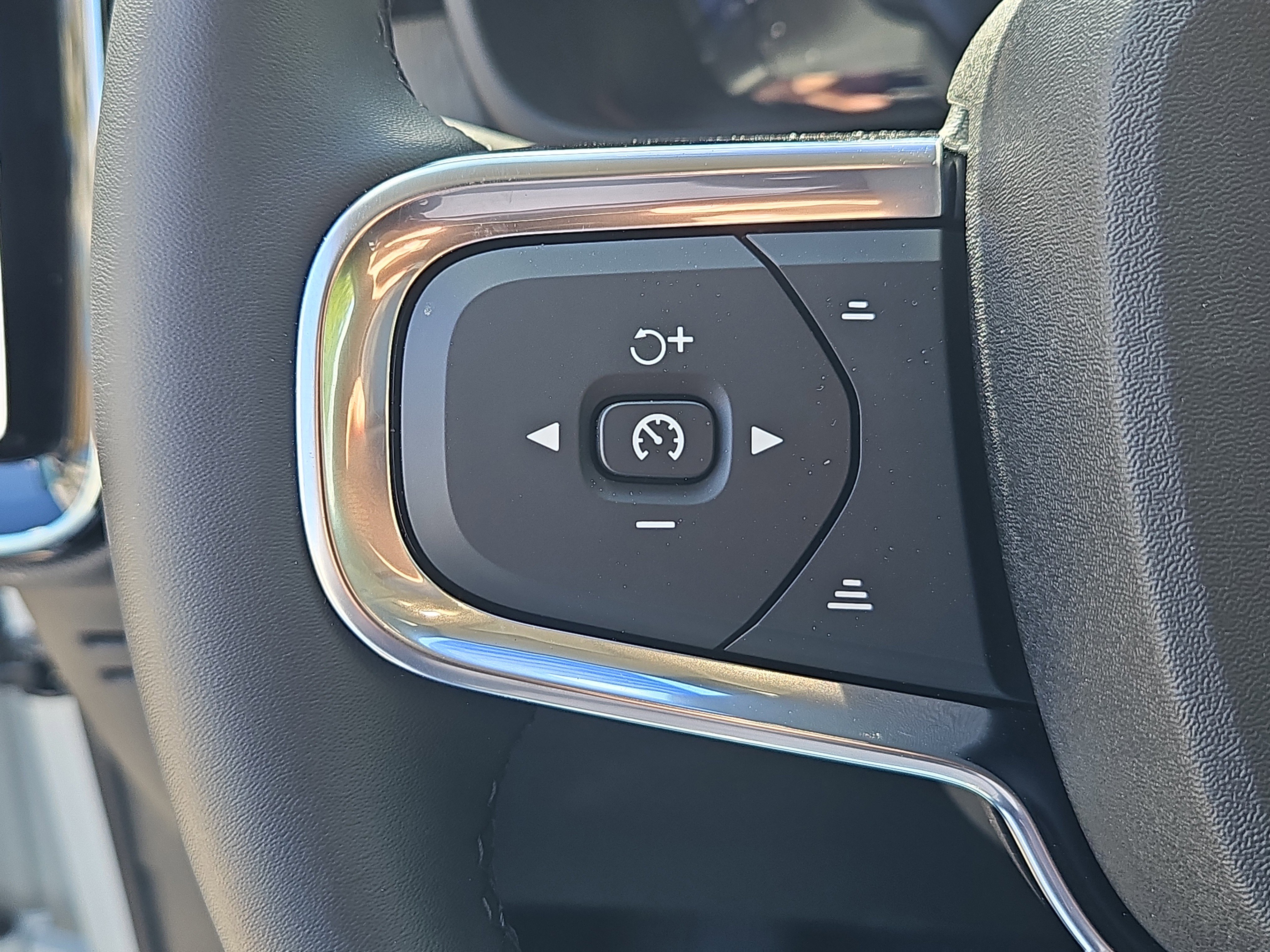 New 2026 Volvo XC40 B5 Plus w/ Protection Package Premier AWD/4WD image 14