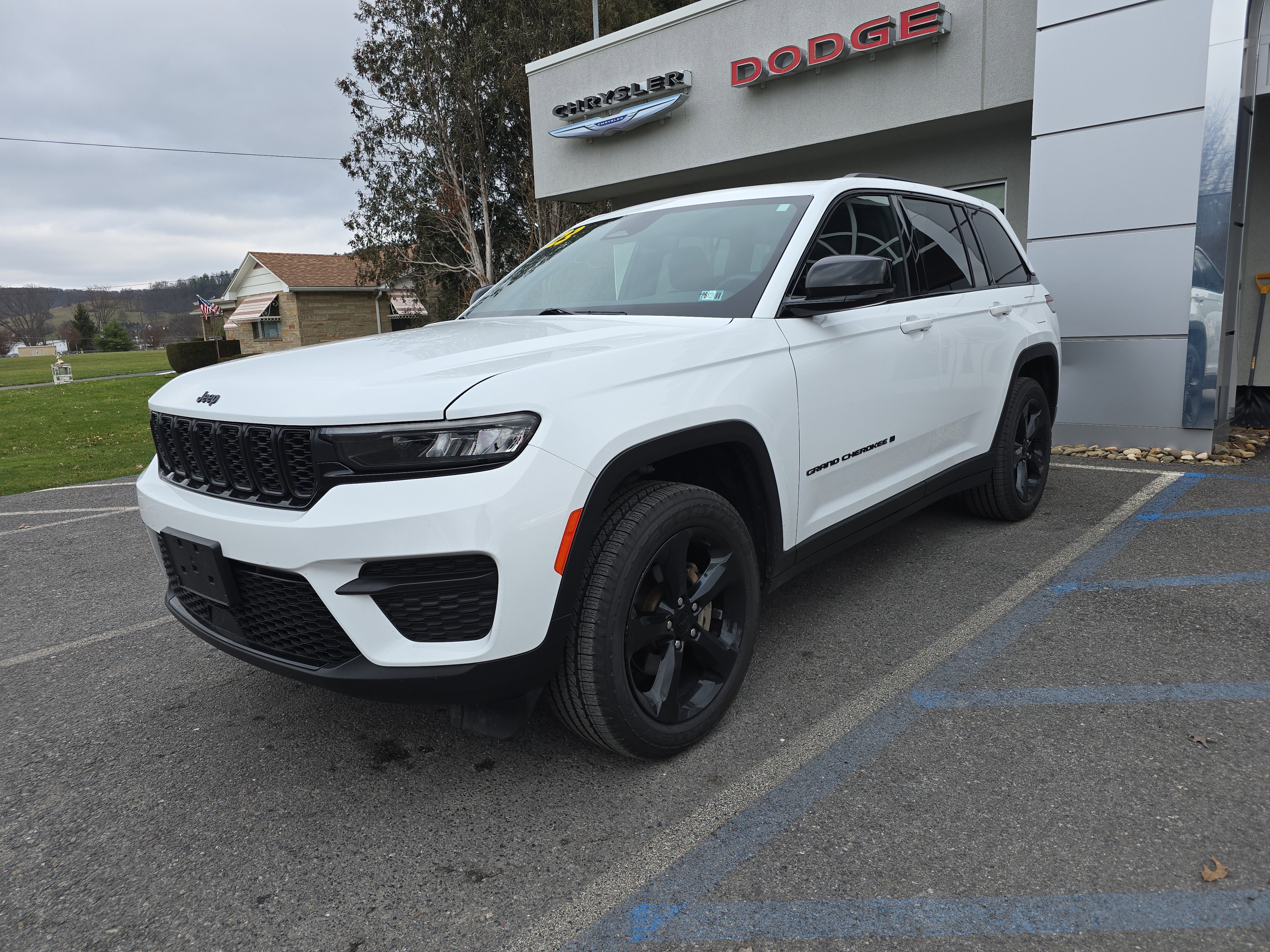 Used 2023 Jeep Grand Cherokee Altitude image 8