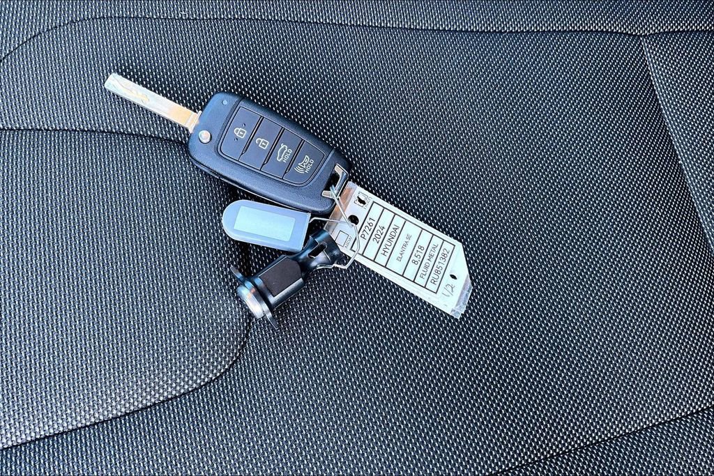 Used 2024 Hyundai Elantra SE image 11