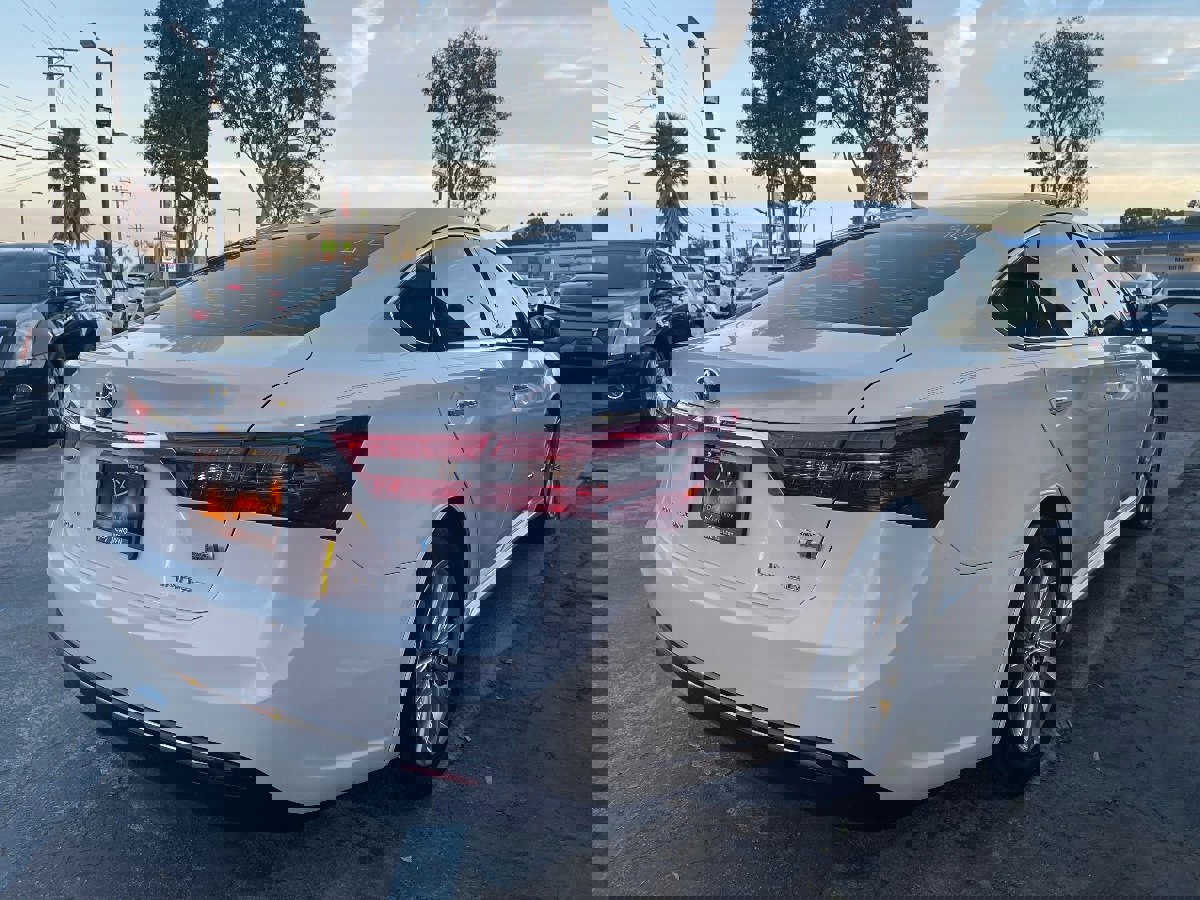 Used 2018 Toyota Avalon Limited FWD image 5