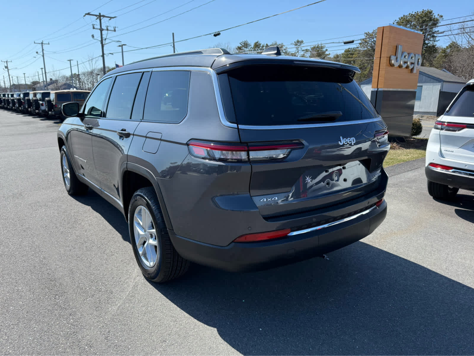 Used 2025 Jeep Grand Cherokee L Laredo image 6