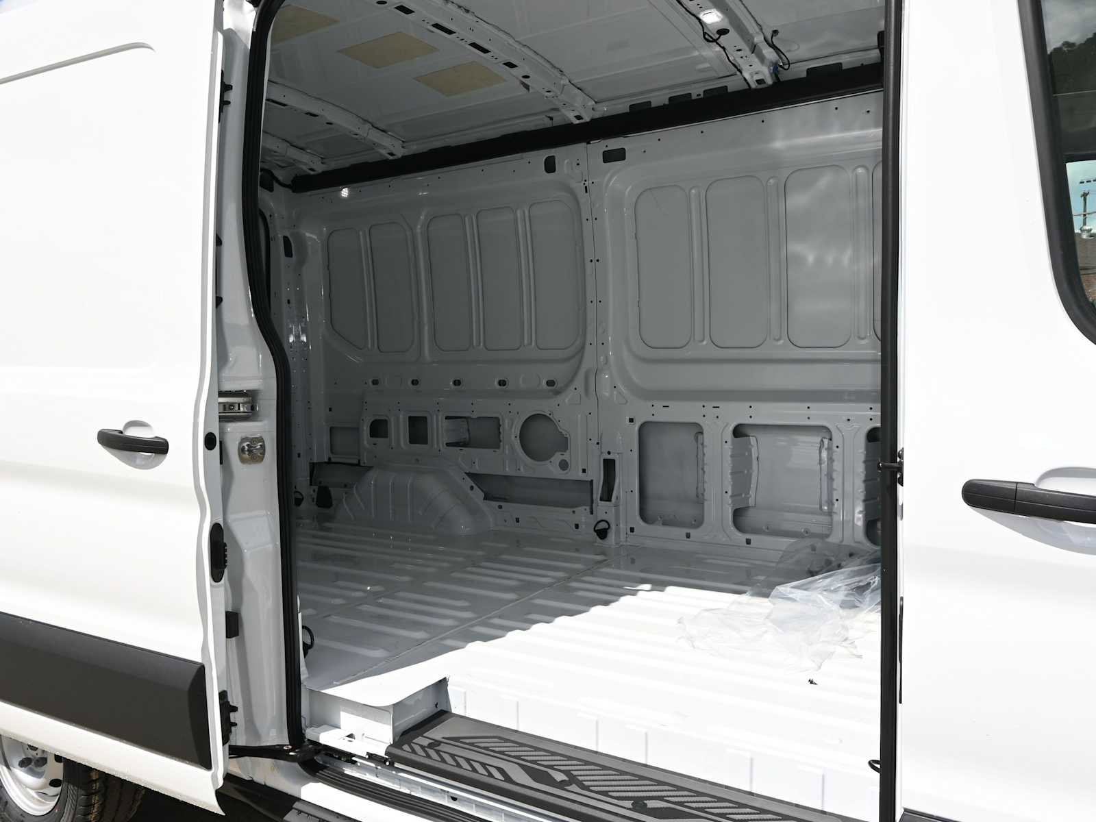 New 2025 Ford Transit 250 148 Medium Roof image 27